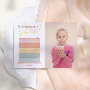 Foto van regenbooglaagcake meisje verjaardagsfeest folie uitnodiging