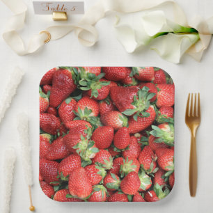 Foto van rode sappige aardbeien papieren bordje