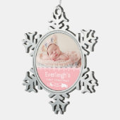 Foto van Roze Baby's eerste kerstcadeau Tin Sneeuwvlok Ornament (Rechts)