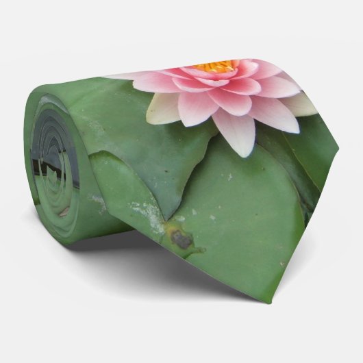  foto van roze en groene Lily Pad Stropdas (Opgerold)