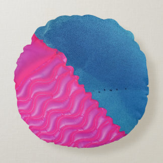 Foto van roze opblaasbare speelgoed rond kussen