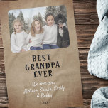 Foto van Rustic Best Grandpa Ever Grandchildren Theedoek<br><div class="desc">Rustic Best Grandpa Ever Grandchildren Foto keukenhanddoek. Maak een gepersonaliseerde handdoek voor de beste opa ooit. Voeg uw favoriete foto toe en pas de tekst met uw namen aan. Een heerlijk stokje voor een verjaardag,  Kerstmis of Vaderdag voor een grootvader.</div>