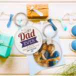 Foto van Rustic Best Pap Ever Vader Day Sleutelhanger<br><div class="desc">Vier het bijzondere man in je leven met deze uniek ontworpen 'Best Dad Ever' foto sleutelhanger. Dit aangepaste geschenk beschikt over een rustieke, maar stijlvolle esthetiek die perfect uw waardering voor papa omvat. Deze sleutelhanger is voorzien van de oprechte boodschap 'Best Dad Ever' en biedt een gepersonaliseerde touch door je...</div>