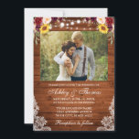 Foto van Rustic Wedding Floral Wood Lights Kaart<br><div class="desc">Het Rustic Wood String Lights Waterverf Floral Photo Wedding Invitation omvat bruine rozen,  roze rozen,  rode rozen,  zonnebloemen en botanische groen.</div>