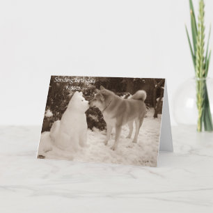 foto van schattige akita die sneeuwman kust sneeuw feestdagen kaart