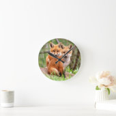 Foto van schattige rode vosskits die samen zitten ronde klok (Huis)