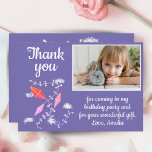 Foto van Sky Paars Girl Birthday Bedankkaart<br><div class="desc">Kites in Sky Paars Girl Foto Birthday Dank je wel. Schuif het ontwerp af met drie kites in roze en paarse kleuren. De vliegers vliegen in de lucht tussen wolken. Voeg jouw tekst en foto toe.</div>