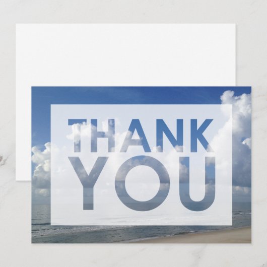 Foto van strand onder witte wolken met uitgesneden bedankkaart (Voorkant / Achterkant)