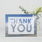 Foto van strand onder witte wolken met uitsnijding bedankkaart (Staand voorkant)