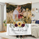 Foto van Sunflower Wedding Couple Fleece Deken<br><div class="desc">Deze bijtende zonnebloem en een bruine roos is een perfecte cadeau. Deze deken is voorzien van waterverf gele zonnebloemen met bruine rozen en de adem van baby's en de serveerder. Dit is een perfect kleurenschema voor een late zomer- of herfstbruiloft. Personaliseer met namen en trouwdatum.</div>