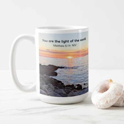 Foto van Sunset on Ocean Bible Verse Name Koffiemok (Met donut)