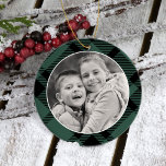 Foto van Tartan Pset Merry-kerstgrootouders Ornament<br><div class="desc">Het ontwerp van een feestelijke foto-ornament is voorzien van uw favoriete afbeelding van de kleinkinderen die zijn omgevormd door een klassieke, maar moderne jager/pijngroen en zwarte Schotse tartan-pleisterachtergrond. De achterkant van het ornament bevat elegante aangepaste tekst met de titel "Merry Kerstmis", samen met tekst die gepersonaliseerd kan worden om grootouders...</div>