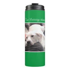 Foto van Tired Dog Resting naast Best Friend Thermosbeker