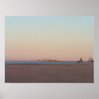 Foto van twee fietsen op het strand. poster