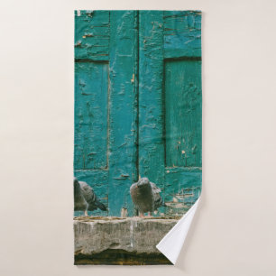 FOTO VAN TWEE GRAY-PIGEONS OP GRIJS CONCREET BADHANDDOEK