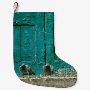 FOTO VAN TWEE GRAY-PIGEONS OP GRIJS CONCREET KLEINE KERSTSOK
