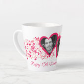 Foto van twee harten op huwelijksfeestdag latte mok (Linkerhoek)