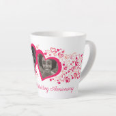 Foto van twee harten op huwelijksfeestdag latte mok (Rechterhoek)