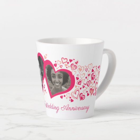 Foto van twee harten op huwelijksfeestdag latte mok (Rechterhoek)