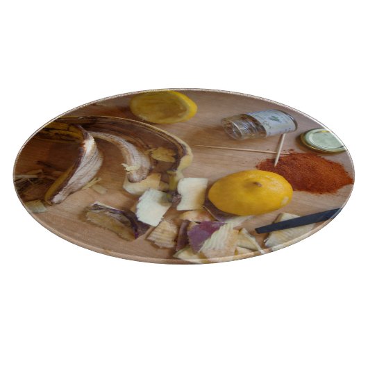 Foto van Untidy Kitchen Vegetable Skins Leuk Snijplank (Hoek)