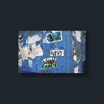 Foto van Urban Graffiti Street New York City Canvas Afdruk<br><div class="desc">Het ontwerp kenmerkt een originele kleurenfoto van stickers, spuitverf labels, en graffiti in New York City. Foto gemaakt in het centrum van Manhattan, NYC. Deze foto is ook beschikbaar op een reeks andere producten. Veel andere foto's van New York City en natuur zijn ook beschikbaar in deze winkel. Zie je...</div>