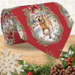 Foto van uw hond Custom Mannen Christmas Stropdas<br><div class="desc">Zet je hond in het afbeelding met dit stropdas. Op het stropdas staat de door u gekozen foto, die in een ovaal patroon in een ovaal 'lijst' zal verschijnen. Elk lijst heeft een surround van feestelijk kerstgroen voor extra seizoensgebonden charme. De achtergrond is een rijke feestelijke bordeauxrode kleur, waardoor een...</div>