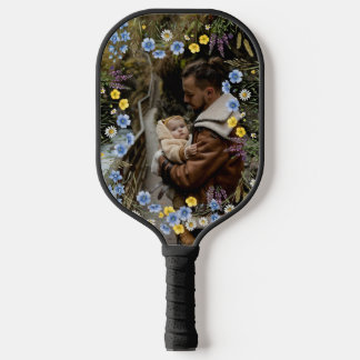 Foto van vader en dochter met wilde bloemen en eig pickleball paddle
