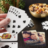 Foto van vaders winnende hand bij het spelen pokerkaarten (Insitu)