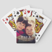 Foto van vaders winnende hand bij het spelen pokerkaarten (Achterkant)