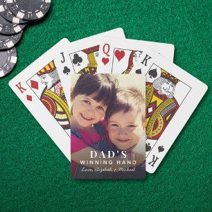 Foto van vaders winnende hand bij het spelen pokerkaarten