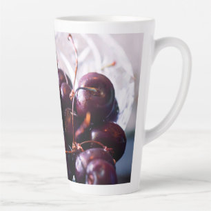 Foto van verse rode kersen latte mok