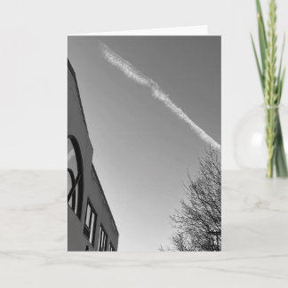 Foto van vliegtuigspoor met gebouw en boom kaart