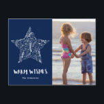 Foto van Warm Wishes Beach Navy Blue Feestdagenkaart<br><div class="desc">Kerstvakantie-briefkaarten in een blauw marinestrand "Warm Wishes" ontwerp. Voeg uw foto,  bericht en namen aan de voorkant van briefkaart en uw terugkeeradres en extra groet aan de rug toe. Als u hulp nodig hebt die uw foto bebouwt of een douaneverzoek hebt,  contacteer me. Ik zou graag helpen!</div>