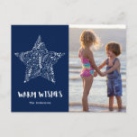 Foto van Warm Wishes Beach Navy Blue Feestdagenkaart<br><div class="desc">Kerstvakantie-briefkaarten in een blauw marinestrand "Warm Wishes" ontwerp. Voeg uw foto,  bericht en namen aan de voorkant van briefkaart en uw terugkeeradres en extra groet aan de rug toe. Als u hulp nodig hebt die uw foto bebouwt of een douaneverzoek hebt,  contacteer me. Ik zou graag helpen!</div>