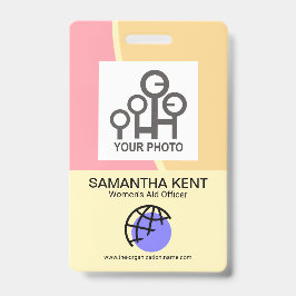 Foto van werkneemster bij pastolaire badge