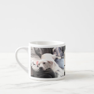 Foto van witte schattige hond met beste vriend vad espresso kop