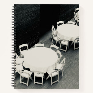 Foto van witte stoelen en tafels notitieboek
