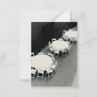 Foto van witte stoelen en tafels notitiekaartje