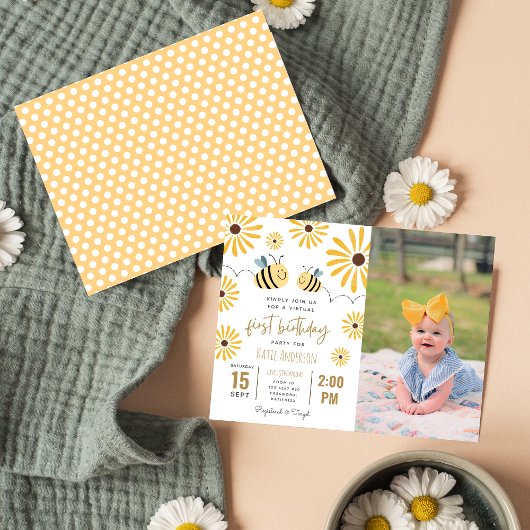 Foto van Yellow Bee Sunflower Virtual First Birthd Uitnodiging Briefkaart