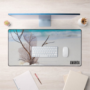 Foto van Zeeschelpen op een zandstrand Bureaumat