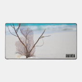 Foto van Zeeschelpen op een zandstrand Bureaumat (Voorkant)