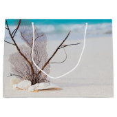 Foto van Zeeschelpen op een zandstrand Groot Cadeauzakje (Voorkant)