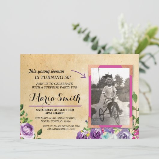 Foto Verjaardag Bloemen Rustiek  Paarse Uitnodigen Kaart (Staand voorkant)