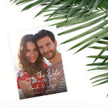 Foto: Verticaal handschrift Opslaan Datum 3 Kaart<br><div class="desc">Geniet van uw gasten voor uw bruiloft met uw moderne,  kische en unieke Verticale foto met handschrift Save the Date Kaart. Horizontale versie is ook beschikbaar.</div>