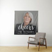 Foto voor 70e verparty met witte script Cheers Wandkleed (In situ)