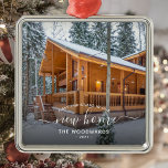 Foto voor eerste kerstkerst Nieuw-Home White scrip Metalen Ornament<br><div class="desc">Herdenking je eerste Kerstmis in je nieuwe huis met deze mooie moderne keepaardse versiering. De witte tekst leest "Eerste Kerstmis in ons nieuwe huis, "met de woorden "nieuw huis"in elegant handschrijvend manuscript met flourishes vóór en na. Vervang het afbeelding van de steekproef met een foto van uw nieuw huis en...</div>