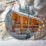 Foto voor eerste kerstkerst Nieuw-Home White scrip Ornament<br><div class="desc">Herdenking van je eerste kerstfeest in je nieuwe huis met dit mooie ornament van de moderne keepslag. De witte tekst leest "Eerste Kerstmis in ons nieuwe huis, "met de woorden "nieuw huis"in elegant handschrijvend manuscript met flourishes vóór en na. Vervang het afbeelding van de steekproef met een foto van uw...</div>