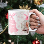Foto voor eerste kerstmis: oma bell roze snowflake koffiemok<br><div class="desc">Eerste Kerstmis als oma met een winterroze sneeuwvlokpatroon,  beste oma ooit! Met kerstsiervorm 2 fotobekleding en een belletvorm. Alle kleuren zijn bewerkbaar.</div>