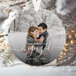 Foto voor het eerst met Kerstmis gecodeerd wit scr Ornament<br><div class="desc">Herinneer je verloving met dit mooie, moderne keepdoesie ornament. De witte tekst leest "Ons eerste Kerstfeest bezet, "met het woord "bezeten"in elegant handschrift manuscript met bloei voor en na. Vervang het afbeelding van de steekproef met uw favoriete foto, en voeg uw namen en het jaar toe. Een donkere gradiëntfilter maakt...</div>