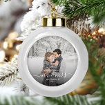 Foto voor het eerst met Kerstmis gehuwd wit script Keramische Bal Ornament<br><div class="desc">Herdenking van de eerste kerst van je huwelijk met deze mooie moderne keepaardversiering. De witte tekst luidt "Ons eerste kerstfeest als Mr & Mrs." met de woorden "Mr & Mrs." in elegant handschrift met een bloei voor en na. Vervang het afbeelding van de steekproef met uw favoriete foto, en voeg...</div>